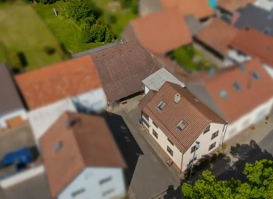 Luftansicht der Immobilie: Hier lebt Geschichte, hier beginnt Zukunft - Vielfalt unter zwei Dächern! (Foto)