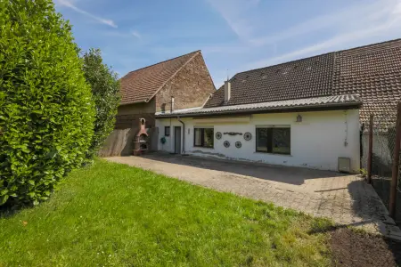 Rückansicht und Garten Hinterhausder Immobilien: Hier lebt Geschichte, hier beginnt Zukunft - Vielfalt unter zwei Dächern! (Foto)