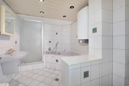 Badezimmer EG Vorderhausder Immobilien: Hier lebt Geschichte, hier beginnt Zukunft - Vielfalt unter zwei Dächern! (Foto)