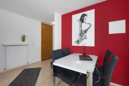 Essbereich und Eingangsbereichder Immobilien: Gepflegte 2-Zimmer-Wohnung mit Balkon in Eisingen – Ideal für Singles, Paare & Kapitalanleger! (Foto)
