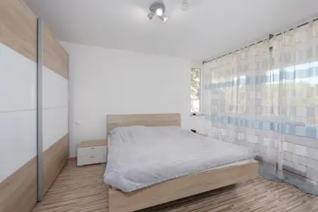 Schlafzimmerder Immobilien: Gepflegte 2-Zimmer-Wohnung mit Balkon in Eisingen – Ideal für Singles, Paare & Kapitalanleger! (Foto)