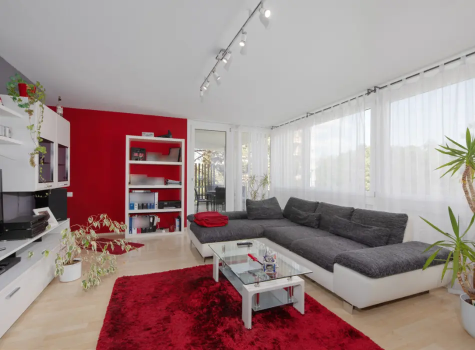 Wohnzimmerder Immobilien: Gepflegte 2-Zimmer-Wohnung mit Balkon in Eisingen – Ideal für Singles, Paare & Kapitalanleger! (Titelbild)
