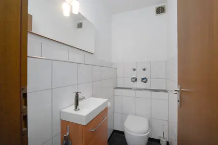 Separates WCder Immobilien: Gepflegte 2-Zimmer-Wohnung mit Balkon in Eisingen – Ideal für Singles, Paare & Kapitalanleger! (Foto)