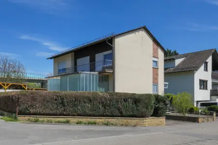 Straßenansichtder Immobilien: Freistehendes Einfamilienhaus auf tollem Grundstück (Foto)