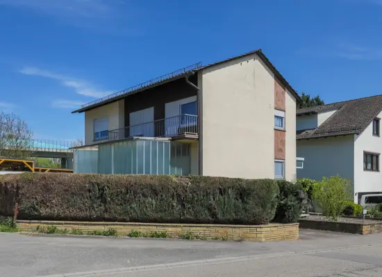 Straßenansicht der Immobilie: Freistehendes Einfamilienhaus auf tollem Grundstück (Foto)