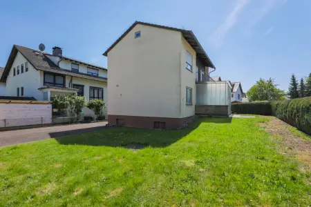 Rückansicht und Garten der Immobilie: Freistehendes Einfamilienhaus auf tollem Grundstück (Titelbild)