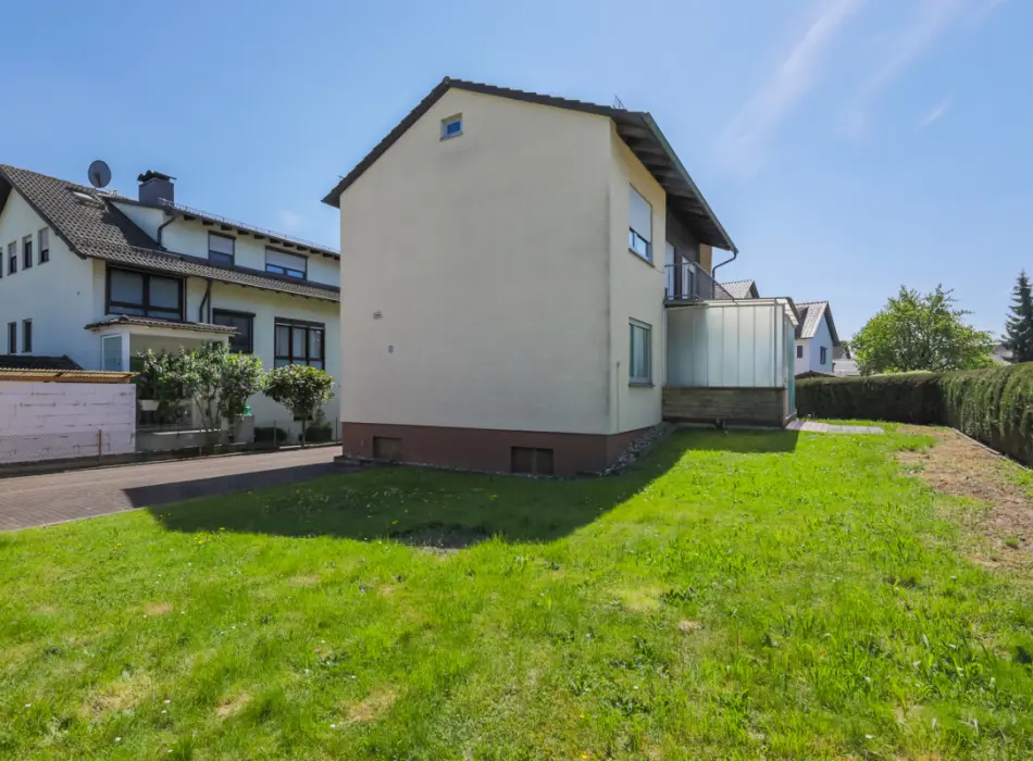 Rückansicht und Gartender Immobilien: Freistehendes Einfamilienhaus auf tollem Grundstück (Titelbild)