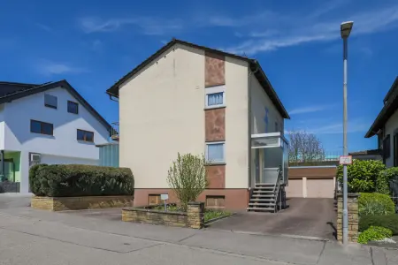 Straßenansicht der Immobilie: Freistehendes Einfamilienhaus auf tollem Grundstück (Foto)