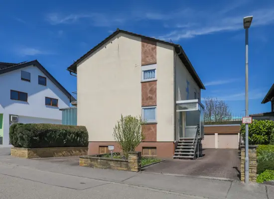 Straßenansichtder Immobilien: Freistehendes Einfamilienhaus auf tollem Grundstück (Foto)