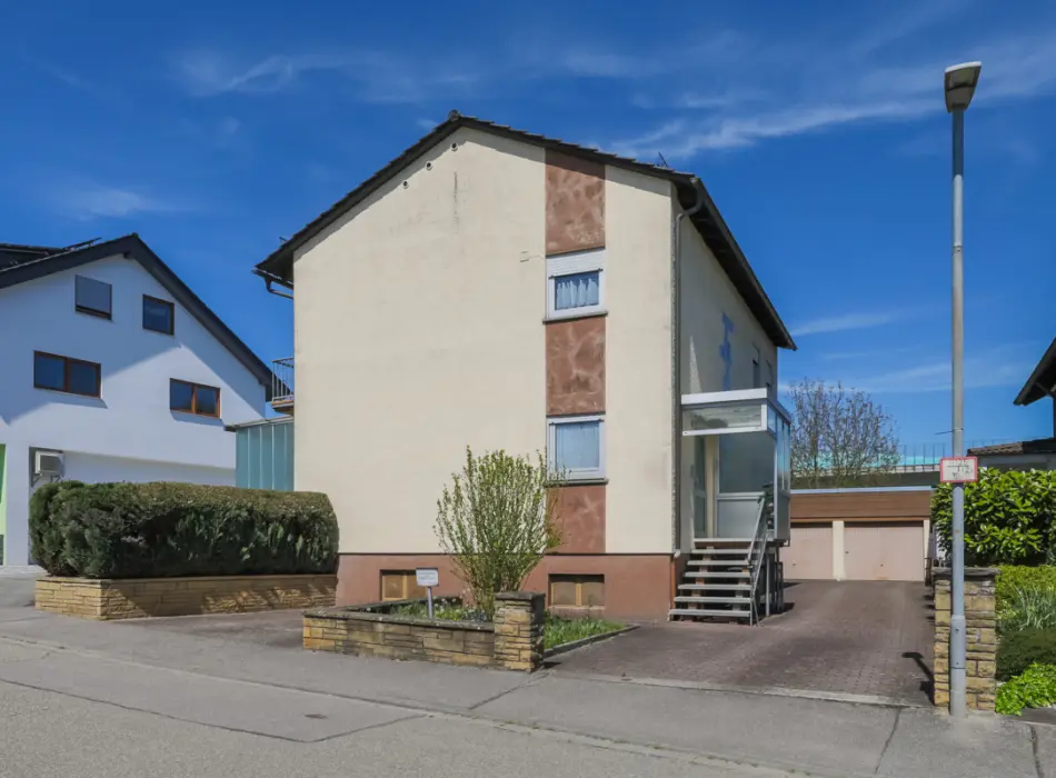 Straßenansicht der Immobilie: Freistehendes Einfamilienhaus auf tollem Grundstück (Foto)