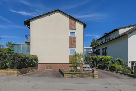 Straßenansicht der Immobilie: Freistehendes Einfamilienhaus auf tollem Grundstück (Foto)