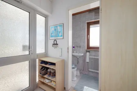 Eingangsbereich und separates WC EGder Immobilien: Freistehendes Einfamilienhaus auf tollem Grundstück (Foto)