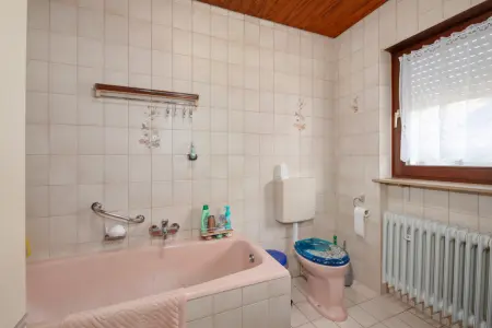 Badezimmer OGder Immobilien: Freistehendes Einfamilienhaus auf tollem Grundstück (Foto)