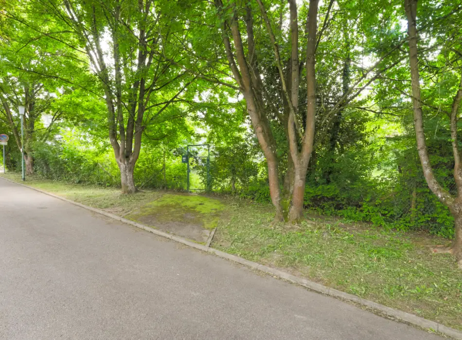Straßenansichtder Immobilien: Einmalige Gelegenheit - Große Baulücke in absoluter TOP-Lage in der Südstadt von Pforzheim! (Titelbild)