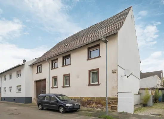 Straßenansicht der Immobilie: Einfamilienhaus mit großem Garten in ruhiger Lage von Dettenheim (Foto)