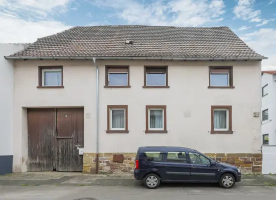 Straßenansicht der Immobilie: Einfamilienhaus mit großem Garten in ruhiger Lage von Dettenheim (Foto)