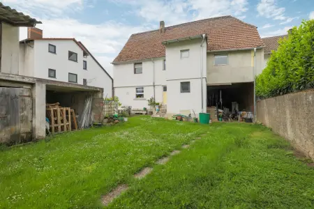 Rückansicht und Garten der Immobilie: Einfamilienhaus mit großem Garten in ruhiger Lage von Dettenheim (Foto)