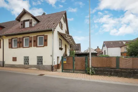 Straßenansicht der Immobilie: Entkernte DHH für kreative Handwerker (Titelbild)