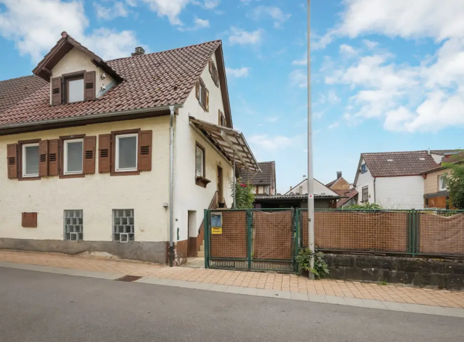 Straßenansicht der Immobilie: Entkernte DHH für kreative Handwerker (Titelbild)
