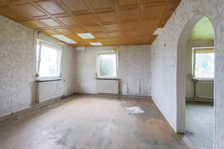 Wohnzimmer EG der Immobilie: Sanierungsbedürftiges Wohnhaus mit Charme und großem Grundstück (Foto)