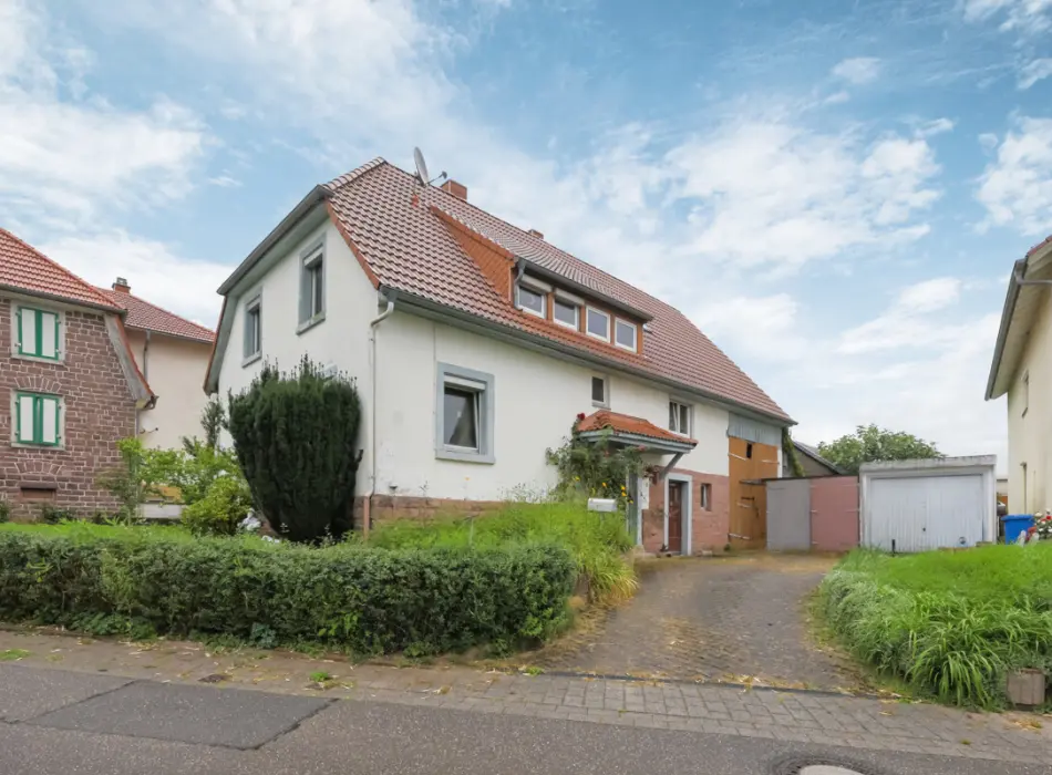 Straßenansicht der Immobilie: Sanierungsbedürftiges Wohnhaus mit Charme und großem Grundstück (Titelbild)