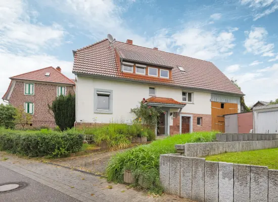 Straßenansicht der Immobilie: Sanierungsbedürftiges Wohnhaus mit Charme und großem Grundstück (Foto)