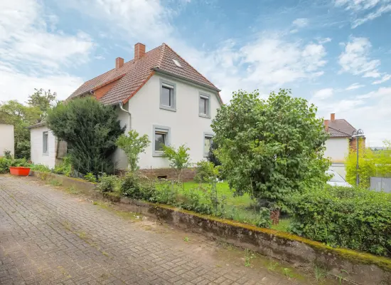 Straßenansicht der Immobilie: Sanierungsbedürftiges Wohnhaus mit Charme und großem Grundstück (Foto)