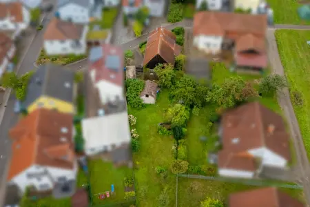 Luftansicht der Immobilie: Sanierungsbedürftiges Wohnhaus mit Charme und großem Grundstück (Foto)