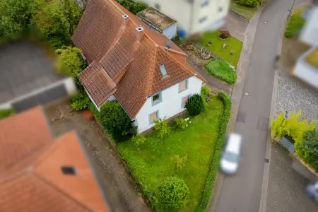 Luftansicht der Immobilie: Sanierungsbedürftiges Wohnhaus mit Charme und großem Grundstück (Foto)