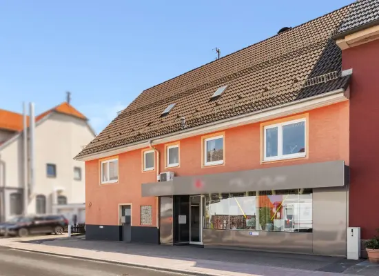 Straßenansichtder Immobilien: Wohnhaus mit Laden und Ausbaupotential (Foto)