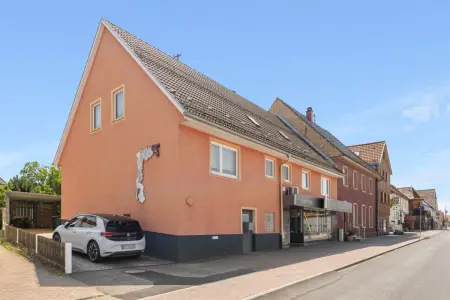 Straßenansicht der Immobilie: Wohnhaus mit Laden und Ausbaupotential (Titelbild)