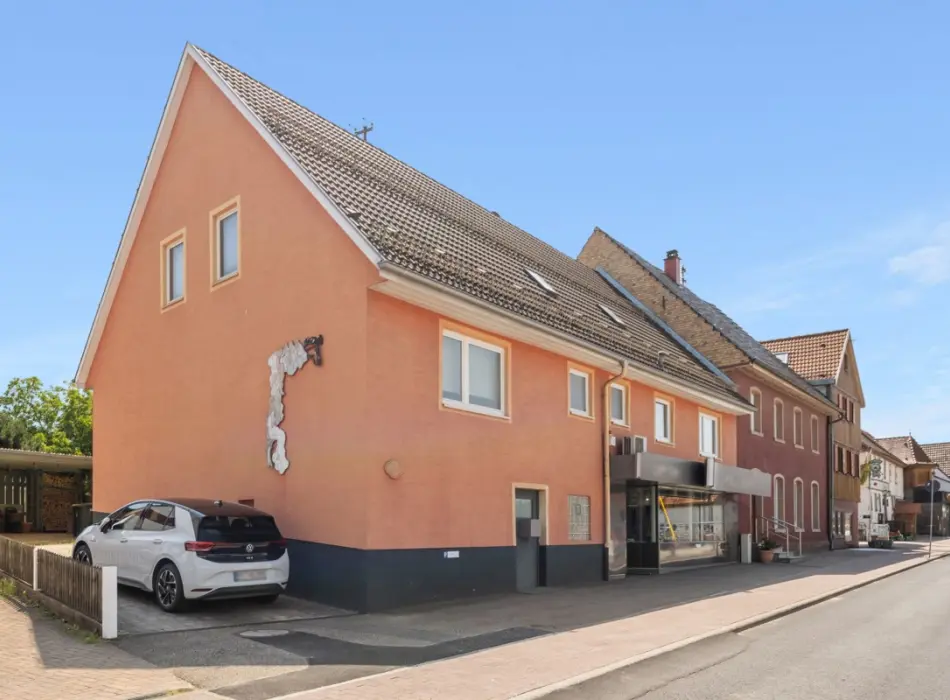 Straßenansichtder Immobilien: Wohnhaus mit Laden und Ausbaupotential (Titelbild)