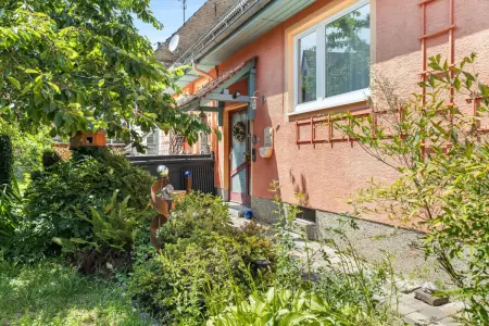 Hauseingang Rückseiteder Immobilien: Wohnhaus mit Laden und Ausbaupotential (Foto)