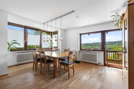 Wohnbereich der Immobilie: Schicke Wohnung mit Weitblick (Titelbild)