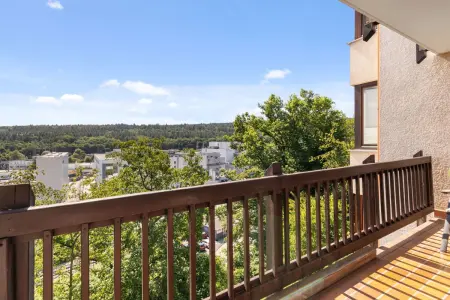 Blick vom großen Balkon der Immobilie: Schicke Wohnung mit Weitblick (Foto)