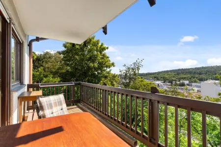 Großer Balkon der Immobilie: Schicke Wohnung mit Weitblick (Foto)