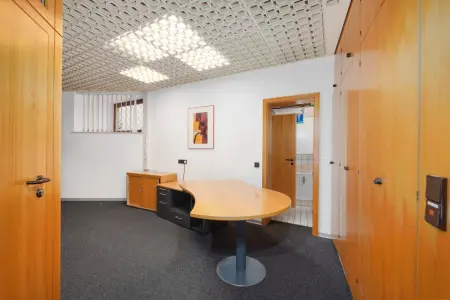 Gewerbe: Beratungsbereich der Immobilie: Büro- / Ladenfläche in Engelsbrand (Foto)