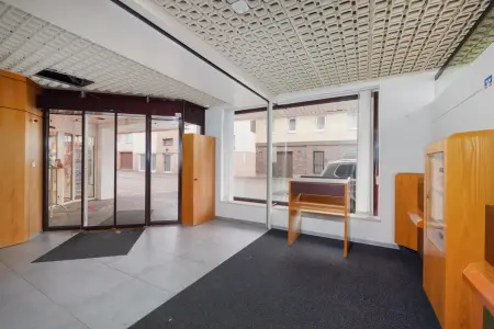 Gewerbe: Eingang / Kundenhalleder Immobilien: Büro- / Ladenfläche in Engelsbrand (Foto)