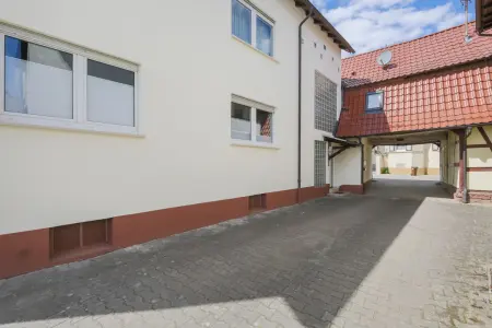 Hof mit Garagenzufahrtder Immobilien: Sicher investieren – flexibel bleiben: Ihr neues Zuhause oder Ihre Kapitalanlage mit Zukunft (Foto)