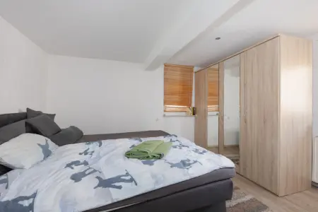 Schlafzimmer OG Vorderhausder Immobilien: Sicher investieren – flexibel bleiben: Ihr neues Zuhause oder Ihre Kapitalanlage mit Zukunft (Foto)