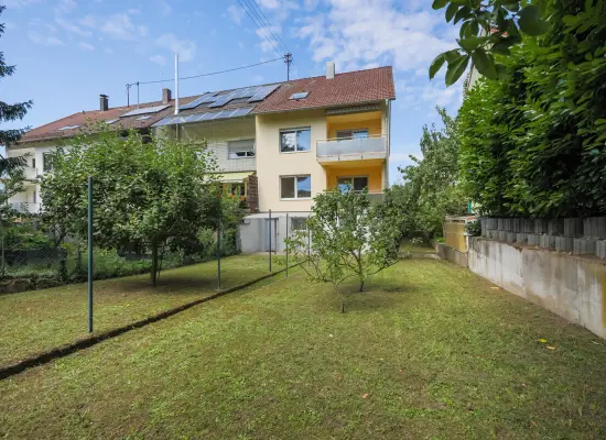 Rückansicht und Garten der Immobilie: Wohnen & Vermieten unter einem Dach – Ihr neues Kapitel beginnt hier (Foto)