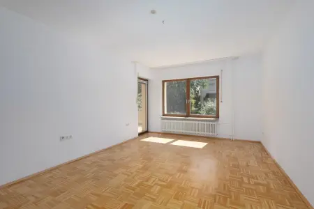 Wohnzimmer EG der Immobilie: Wohnen & Vermieten unter einem Dach – Ihr neues Kapitel beginnt hier (Foto)