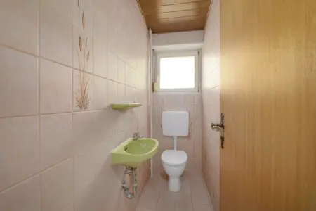 Separates WC EG der Immobilie: Wohnen & Vermieten unter einem Dach – Ihr neues Kapitel beginnt hier (Foto)