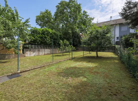 Garten der Immobilie: Wohnen & Vermieten unter einem Dach – Ihr neues Kapitel beginnt hier (Foto)