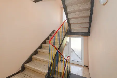 Treppenhaus EG der Immobilie: Wohnen & Vermieten unter einem Dach – Ihr neues Kapitel beginnt hier (Foto)