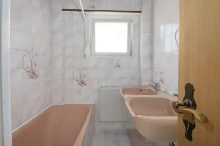 Badezimmer EG der Immobilie: Wohnen & Vermieten unter einem Dach – Ihr neues Kapitel beginnt hier (Foto)