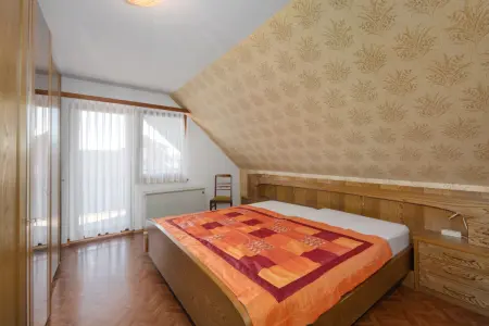 Schlafzimmer DG der Immobilie: Ab auf's Land - hier lässt es sich Leben! (Foto)