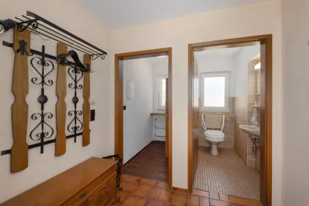 Separates WC und Abstellraum der Immobilie: Ab auf's Land - hier lässt es sich Leben! (Foto)