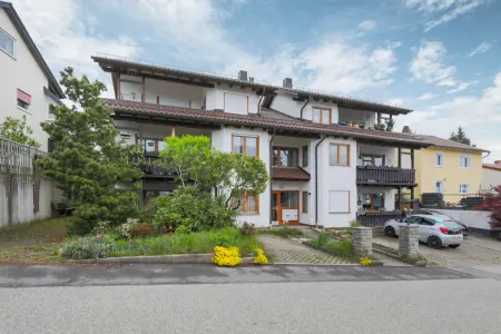 Straßenansicht der Immobilie: Attraktive 1-Zi.-ETW - Ruhiges Wohnen unter dem Dach (Titelbild)