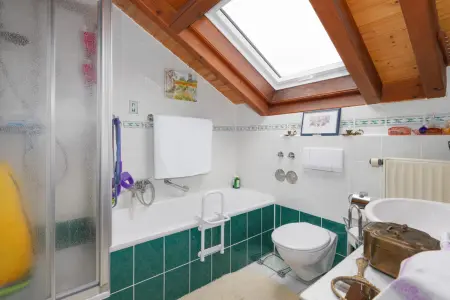 Badezimmerder Immobilien: Vermietete 1-Zi.-ETW - Ruhiges Wohnen unter dem Dach (Foto)